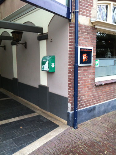 foto van AED bij voordeur Zaal Gieling Groessen