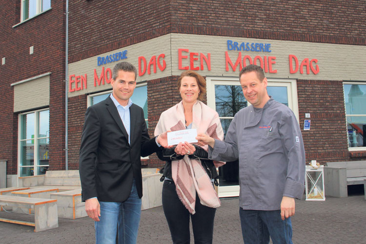 Mariëtte Kersten heeft de lunchbon onlangs ontvangen uit handen van Werner Willems